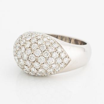 Ring, bombéring, vitguld med briljantslipade diamanter.