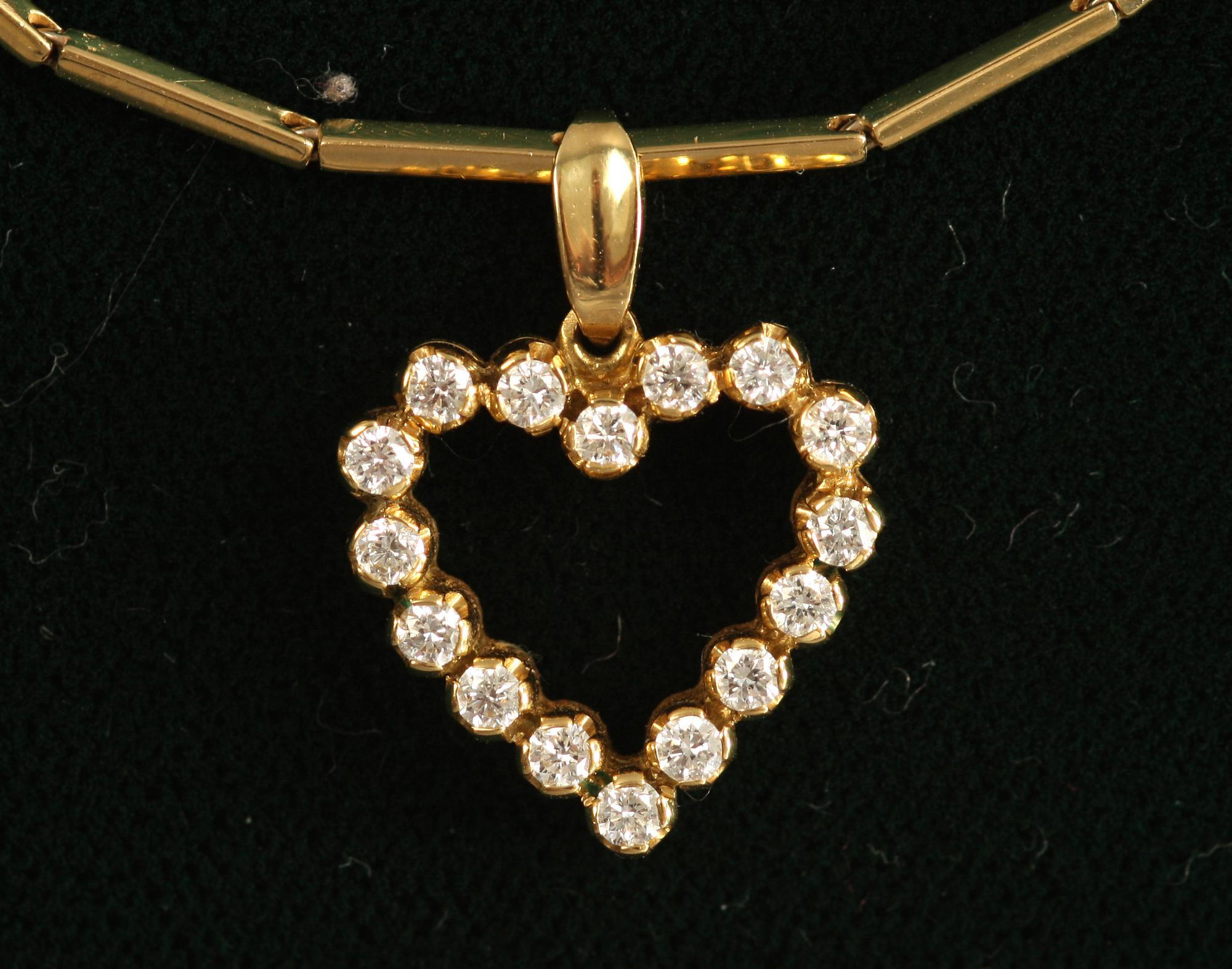 HALSBAND med HÄNGE, 18K guld, samt små diamanter tot ca 0,57ct.