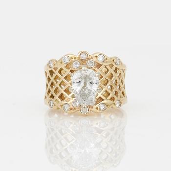 RING, 14k guld och droppslipad diamanter, ca 1,50 ct. Vikt ca 4,83 g.
