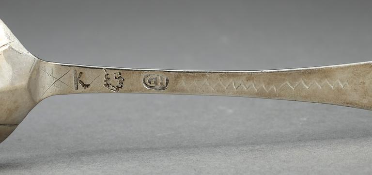 MATSKEDAR, 2 st snarlika, Gustaf Henning, Stockholm 1740 och 1746. 111 gram.