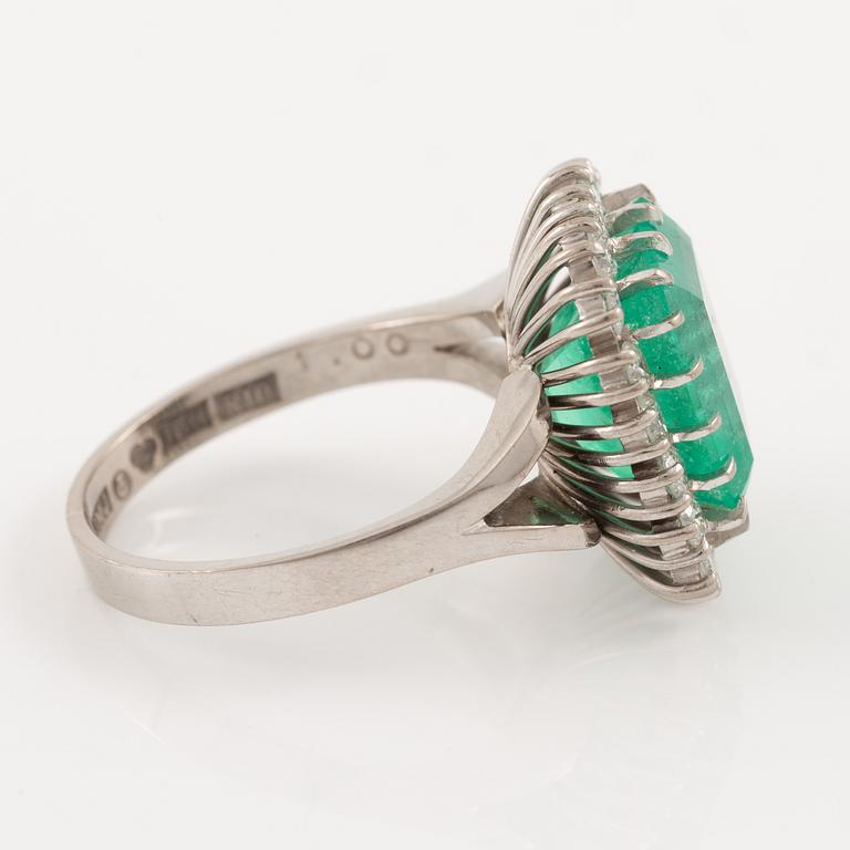 Ring, cocktailring, 18K vitguld med smaragdslipad smaragd och briljantslipade diamanter.