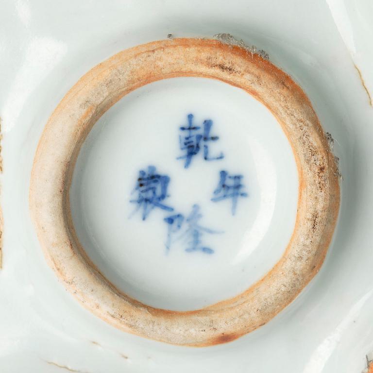 Tulpanvas, porslin. Qingdynastin, 1800-tal.