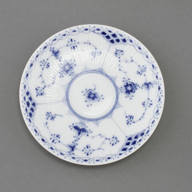 SERVISDELAR, 27 st, porslin, "Musselmalet", Royal Copenhagen, Danmark, 1900-talets andra hälft.