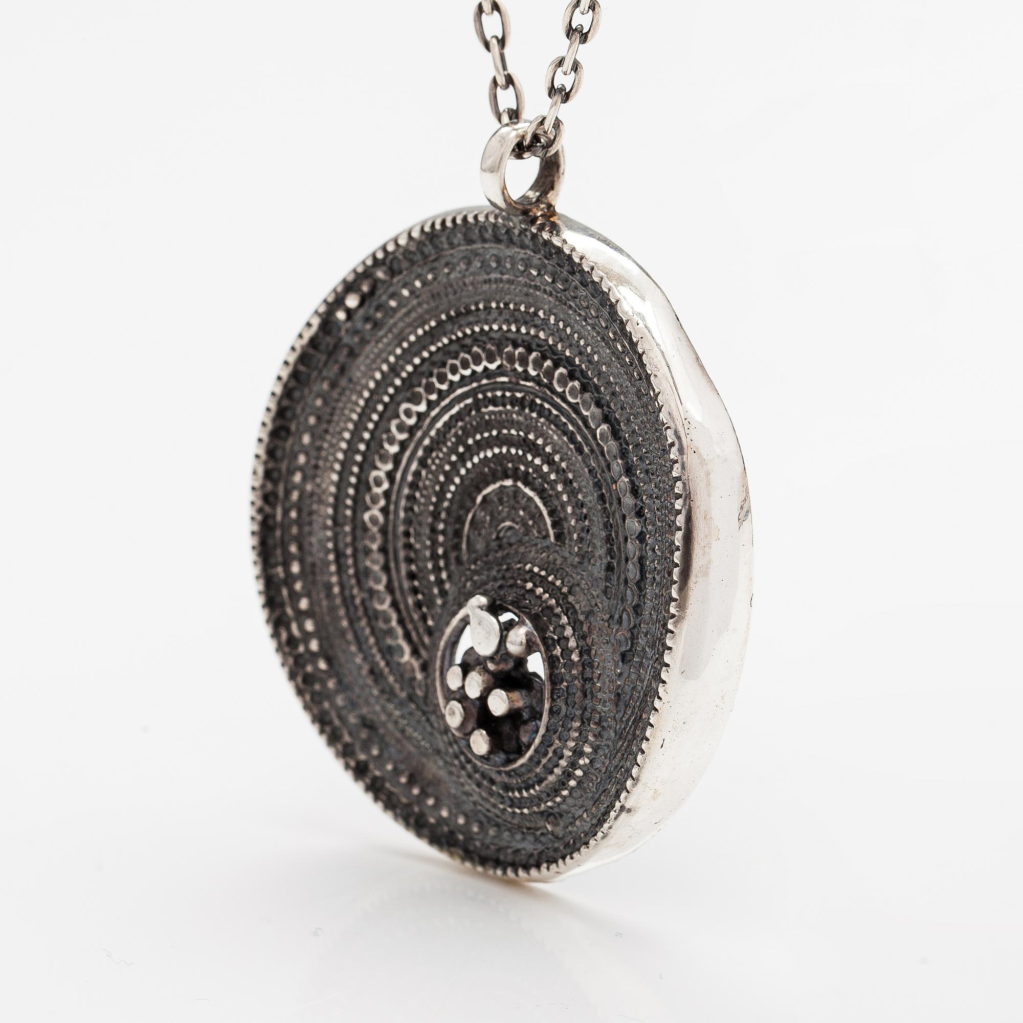 Jorma Laine, Kaulakoru "Chic", hopeaa. Turun Hopea, Turku 1973.