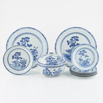 Ten blue and white pieces of a dining service, China, Qinalong (1736-95).
