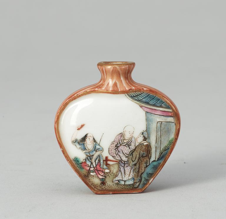 A porcelaine snuff bottle. Late Qing dynasty (1644-1914).
