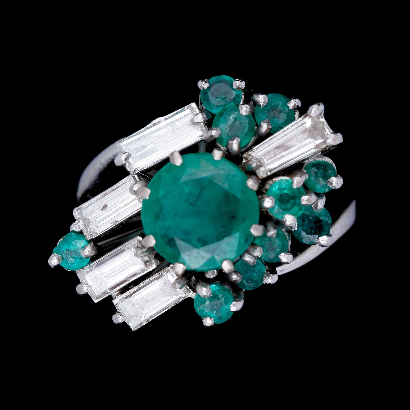 RING, vitguld 18k, smaragder samt briljanter. 1900-talets andra hälft. Vikt ca 6 g.