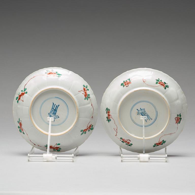 A pair of large famille verte cups with saucers, Qing dynasty, Kangxi (1662-1722).