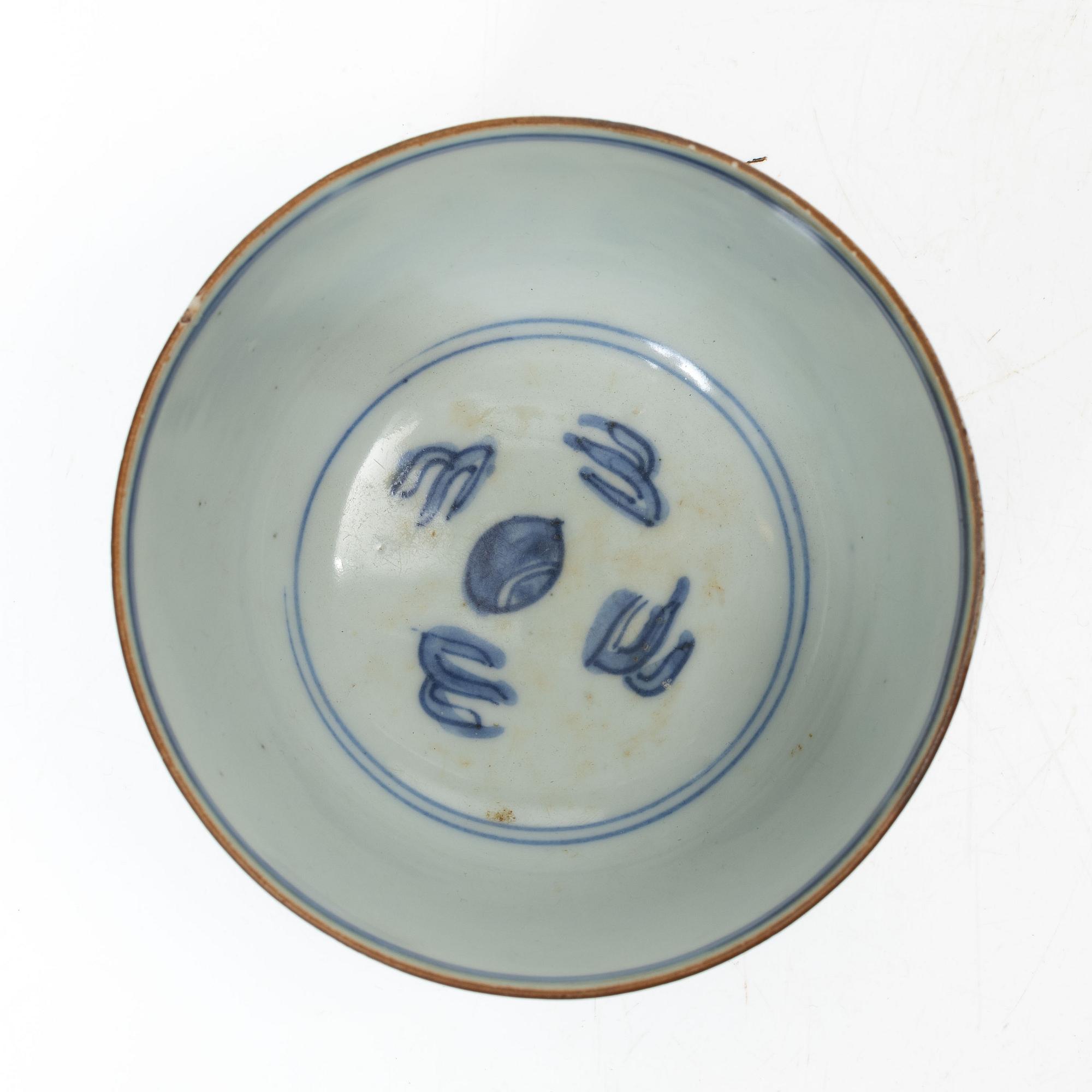 A Chinese blue and white kui dragon bowl, Ming dynasty, 17th century.