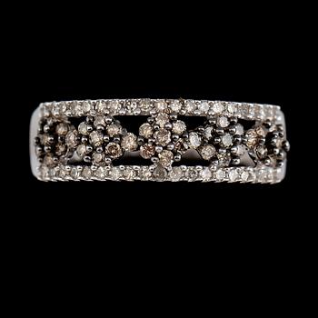 RING, 10K vitguld, diamanter tot ca 0.63 ct. Vikt ca 3 g.