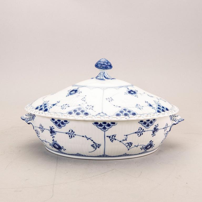 A 44 pcs Royal Copenhagen "Musselmalet" dinner service, Denmark, later part of the 20th century.