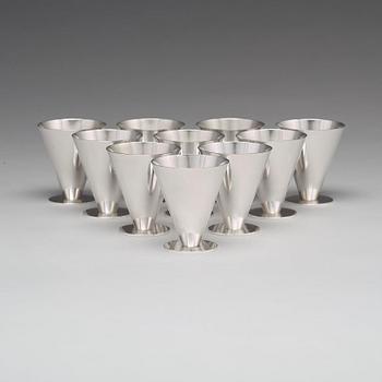 Wiwen Nilsson, a cocktail set comprising a cocktailshaker, ten glasses and a tray, Lund, sterling 1946.