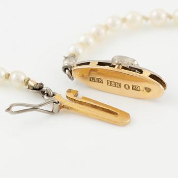 Necklace of cultured pearls with an old-cut diamond clasp in 18K gold.