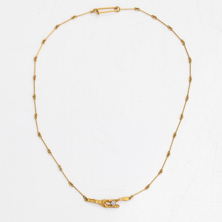 Björn Weckström, An 18K gold necklace "Diamondbud" with an eight-cut diamond ca 0.02 ct. Lapponia 1979.