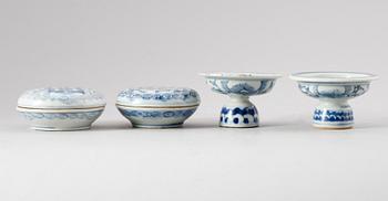 DOSOR, 2 st, SAMT SKÅLAR PÅ FOT, 2 st, porslin, Kina, 1800-tal.