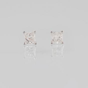ÖRHÄNGEN, 18K vitguld med prinsesslipade diamanter ca 0.50 ct. Vikt 0,6 gram.
