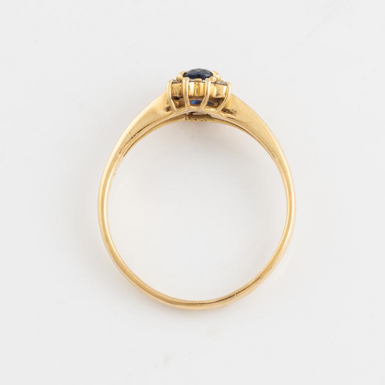 Ring, 18K gold with oval sapphire and 8 brilliant-cut diamonds.