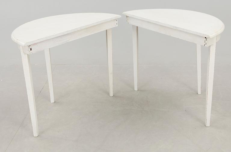 MÅNBORD, ett par, 1800-talets mitt.