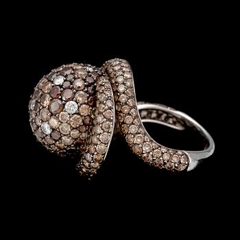 895. A Tresori white- and cognacs coloured brilliant cut diamond ring, tot. app. 8 cts.