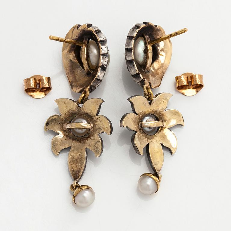 Örhängen med pärlor och rosenslipade diamanter.