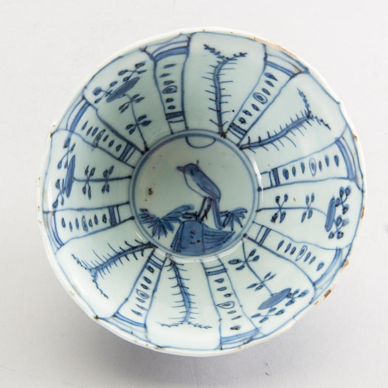 A blue and white bowl, Ming dynasty, Wanli (1572-1620).