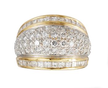 198. RING, set with brilliant- and carré cut diamonds, app. tot. 2 cts.