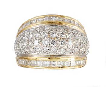 1172. RING, set with brilliant- and carré cut diamonds, app. tot. 2 cts.