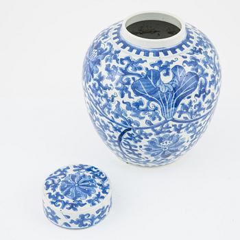 A Chinese blue and white porcelain lidded urn, Kangxi-style, 19th/20th Century.