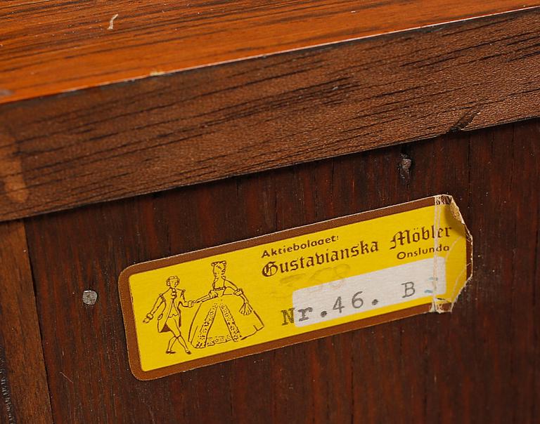 SÄNGBORD, 2 snarlika, gustaviansk stil, 1900-talets mitt.