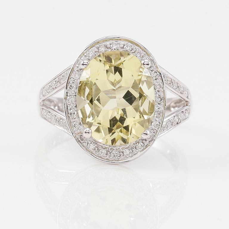 RING, 18K vitguld, diamanter tot ca 0.20 ct. och gul kvarts.