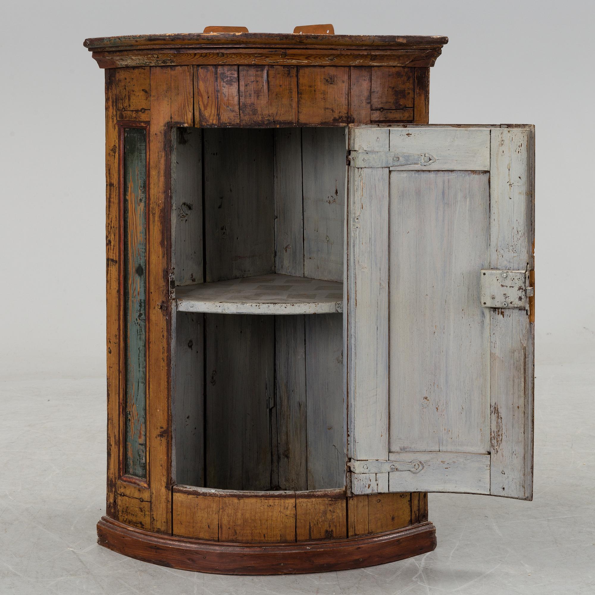 A painted folk art corner hanging cabinet, ca 1800.