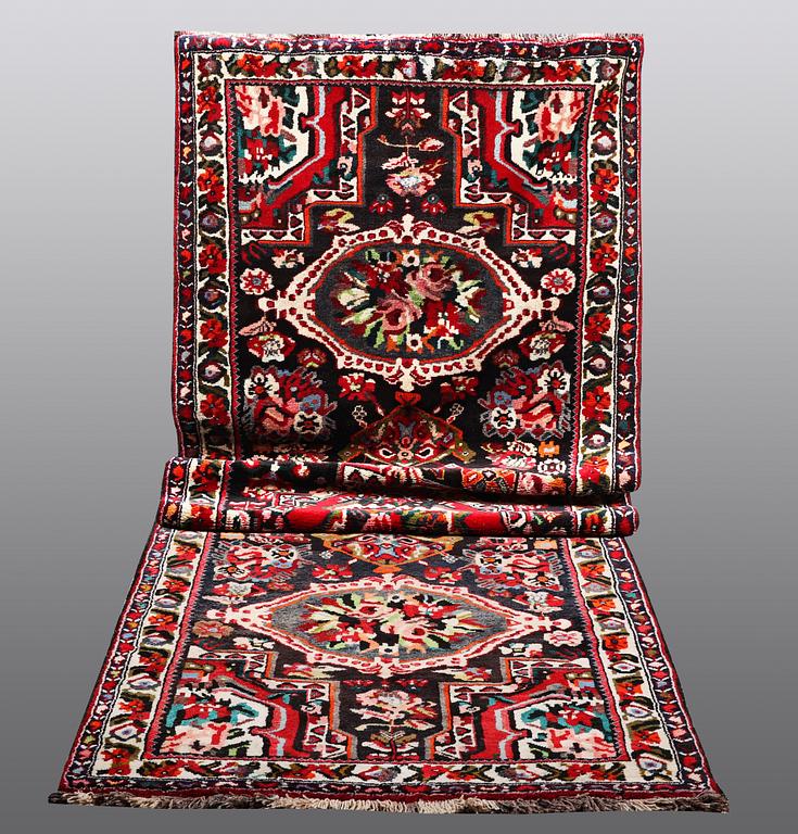 A RUNNER, Bakhtiari, ca 318 x 123 cm.