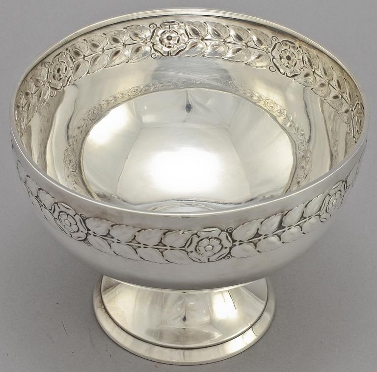 SKÅL PÅ FOT, silver, Stockholm, 1916. Vikt 745 g.