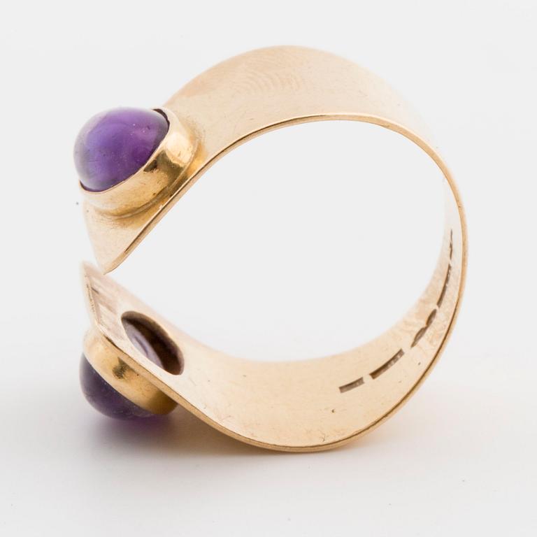 Ring with cabochon-cut amethysts.