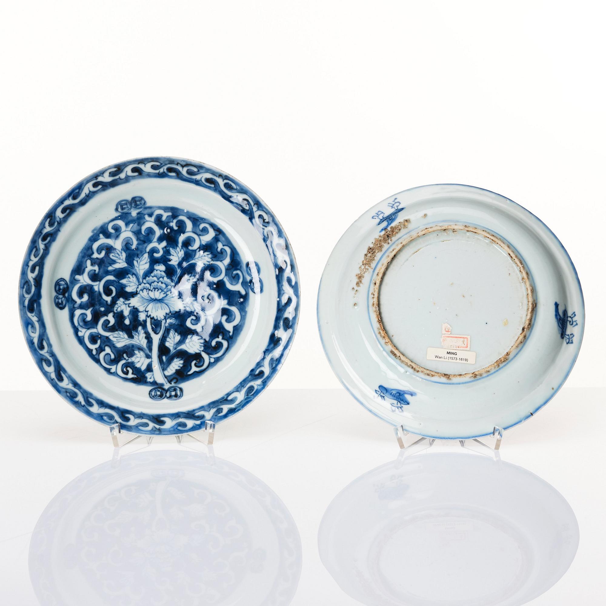 A set of five blue and white plates, Ming dynasty, Wanli (1572-1620).