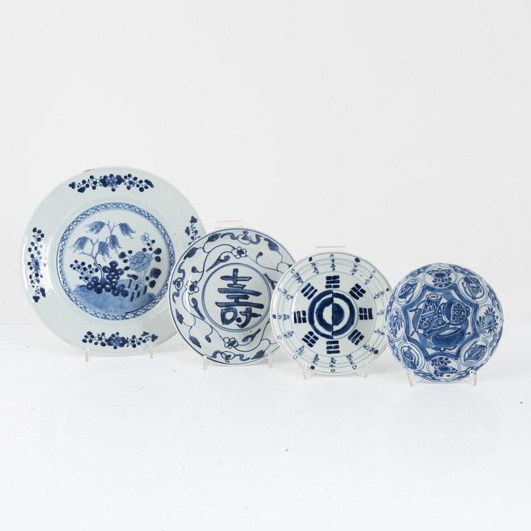 A group of four Chinese blue and white dishes, late Ming/early Qing dynasty, 17th and 18th century.