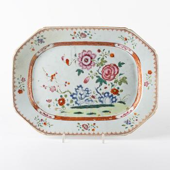 A chinese famille rose dish, Qingdynasti, Qianlong (1736-1795).