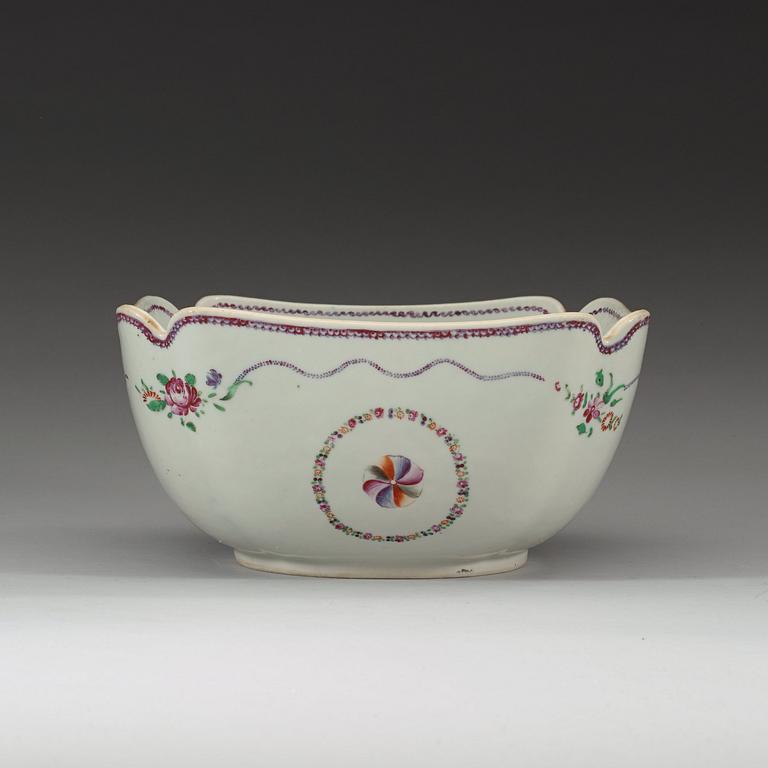 A famille rose square bowl, Qing dynasty, Qianlong (1736-95).