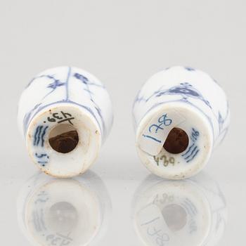 A pair of 'Blue Fluted' / 'Musselmalet rifflet' Salt- and pepper shakers, Royal Copenhagen, model 439, 19th century.