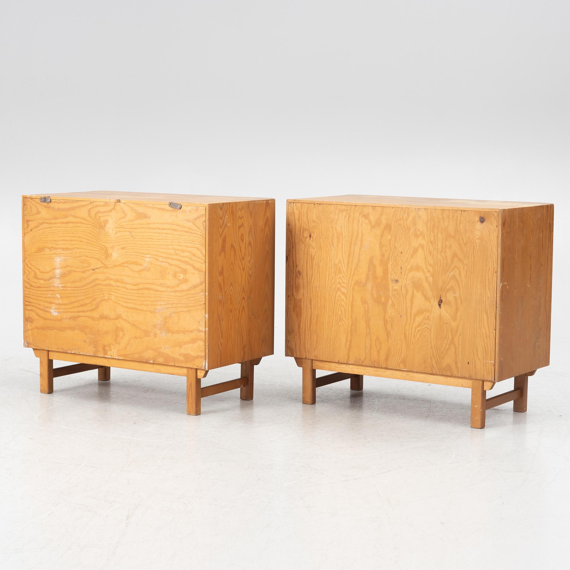 Skåp, ett par, sportstugemöbler, Svensk Fur, 1900-talets mitt.