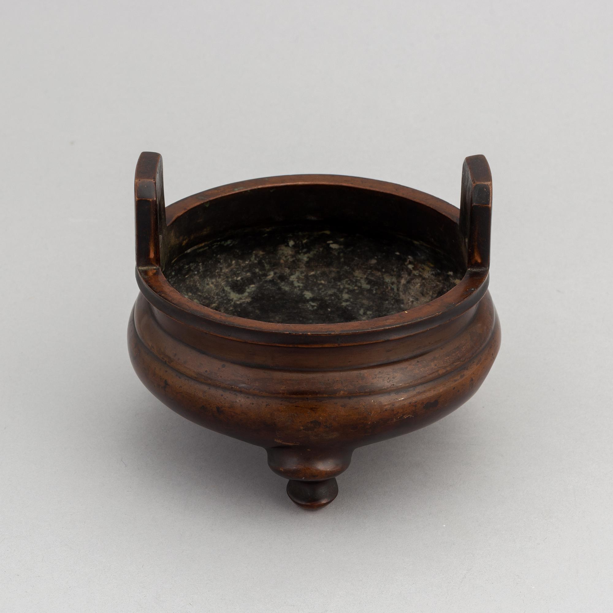 A Chinese bronze censer, late Qing dynasty, around the year 1900.