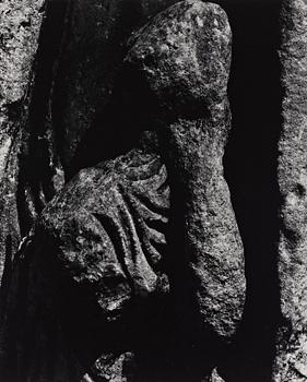 186. Aaron Siskind, "Rome: Arch of Constantine 4", 1967.