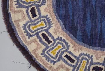 UNKNOWN ARTIST, CARPET, almost circular, knotted pile, ca 187 x 178 cm, probably Sweden.