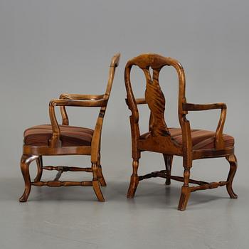 KARMSTOLAR, ett par, rokokostil, 1900-talets första hälft.