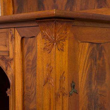 Karl Tirén, An Art Nouveau mahogany cabinet by A.B Naeslunds Möbelfabrik, Umeå, Sweden, approx. 1901.