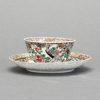 KOPP MED FAT, porslin, Kina, 1700-tal.