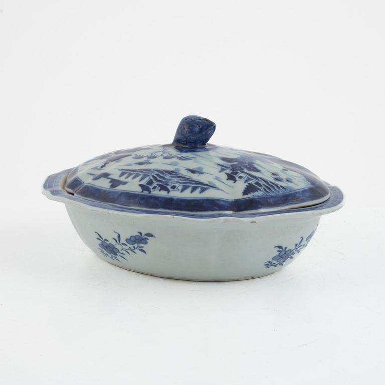 A Chinese Blue and White Tureen with Lid, Qing Dynasty, Jiaqing (1796-1820).