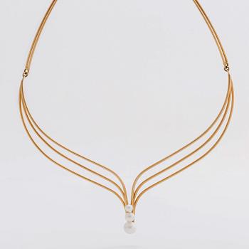 NECKLACE, semi-rigid, 18K gold w 3 cultured pearls approx 5-7 mm.