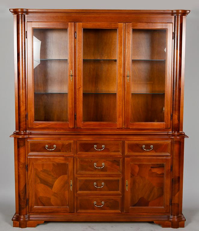 VITRINSKÅP, 1900-talets slut.