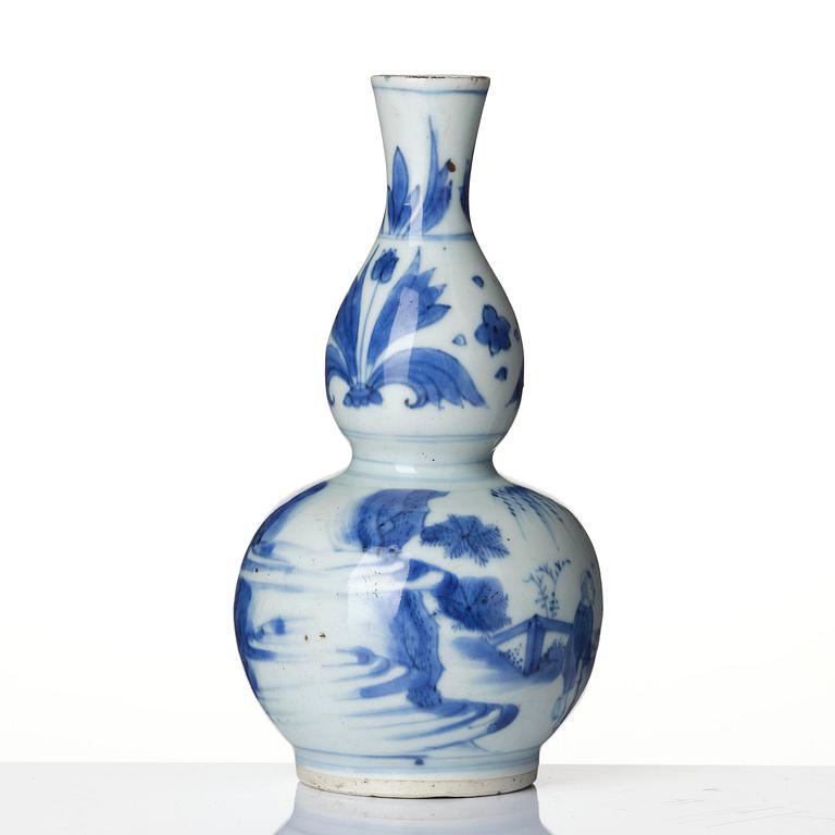 A blue and white Transitional vase, 1630/40's.